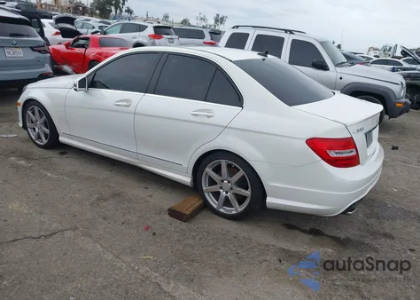 2013 Mercedes-Benz C 300 Sport 4Matic z USA, uszkodzony, nr VIN WDDGF8AB7DR284889